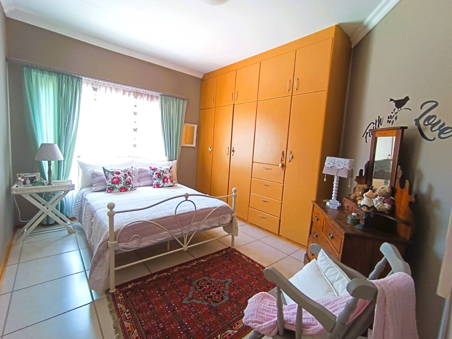 5 Bedroom Property for Sale in Langenhovenpark Free State